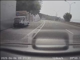 “Лада Приора” влетела в стену на трассе в Сочи    Авария произошла утром 6 июня, на трассе «Адлер-Сочи», в районе... (видео)