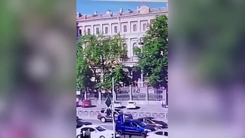 Участники кавказской свадьбы размахивали файерами в центре Петербурга