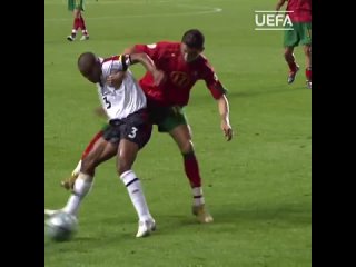 Эшли Коул сдерживает Роналду на ЕВРО-2004