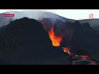 Вулкан красочно извергается неподалеку от столицы Исландии