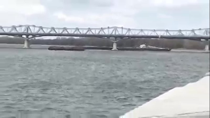 Корабль врезался в мост