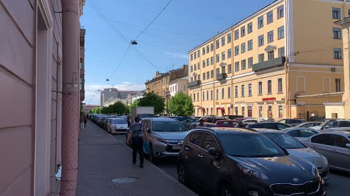 На перекрестке проспекта Чернышевского и Захарьевской улицы, длинномер зацепил припаркованный Nissan...
