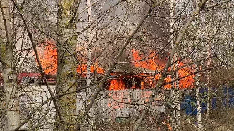 За гаражами «Север» пожар