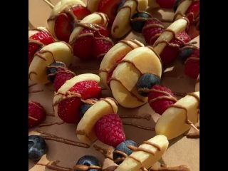 skalon_: Шашлычки из мини-панкейков со свежими ягодами и Бельгийским шоколадом 🤤