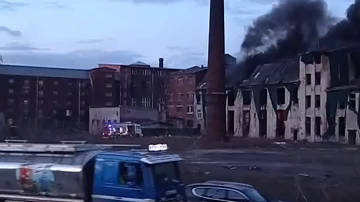 Горит заброшенное здание на Шотландской улице. Хвост дыма тянется аж до Митрофаньевского шоссе.