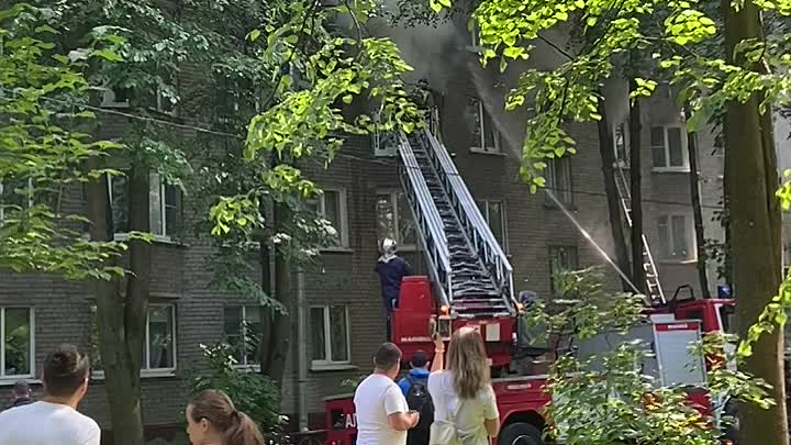 Горит квартира в доме 24 по Московскому шоссе. Пожарные,скорая и полиция на месте,надеемся,что постр...