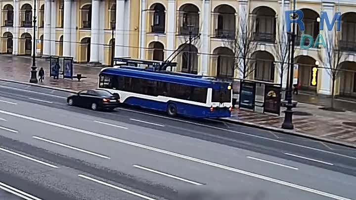 Киа влетел в троллейбус на Невском у Гостиного двора