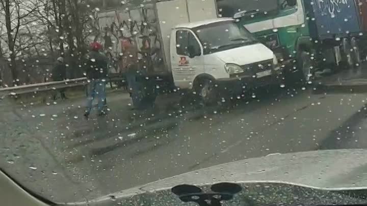 На Московском шоссе грузовик с прицепом протаранил Газель и легковую
