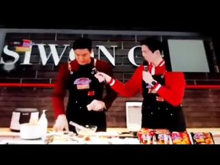 210407 Siwon at the Miesedaap birthday fanmeeting. - - Siwon cooking