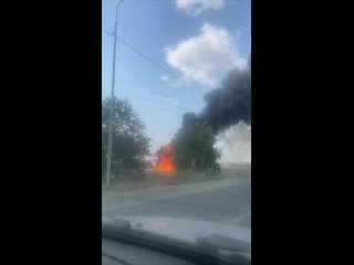 В посёлке Реконструктор во время полевых работ сгорел комбайн. Огонь полностью уничтожил его всего за несколько минут. ... (видео)