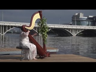 На набережной за Макаровским мостом, в парке «Атмосфера», прозвучала живая арфа. Среди цветов, воды и зелени сыграла... (видео)