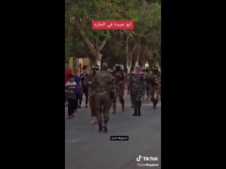 🇵🇸 Абу Убейда, военный представитель Аль-Кассам пешком передвигается по улицам Газы сегодня.