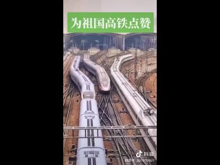 Три высокоскоростных поезда встретились на станции в Чжэнчжоу