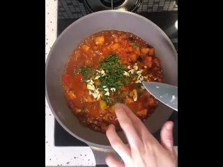 Овощное рагу с курицей🍲  Ингредиенты :  🍗Куриное филе - 300г  🧅Лук -1 большой  🥕Морковь -1 средняя  🫑Сладкий перец -1 шт  🍆Бакла