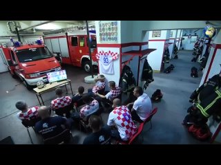 Хорватские пожарные подорвались по тревоге, не досмотрев решающий пенальти с РФ (720p).mp4