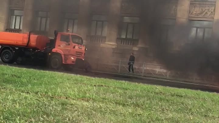 На Малоохтинском проспекте у высших офицерских классов ВМФ горит газель, вода на месте, пожарные е...