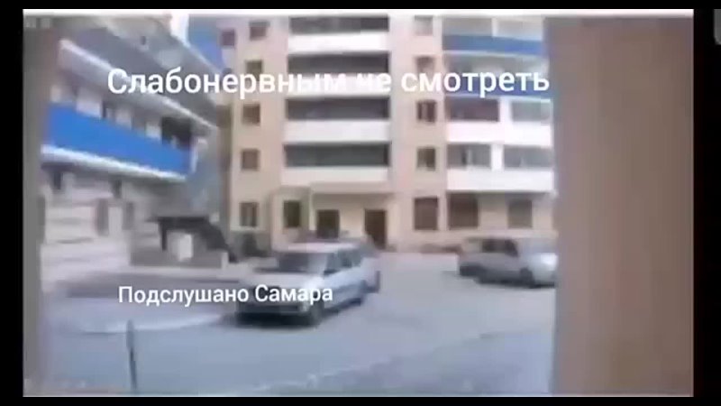 Видео 18+. Пьяная мать вывесила 3 летнюю дочь из окна и