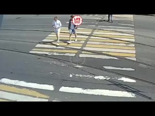 В Питере парень долбанул по зеркалу летевшему через пешеходный переход на улице Чапаева BMW X6