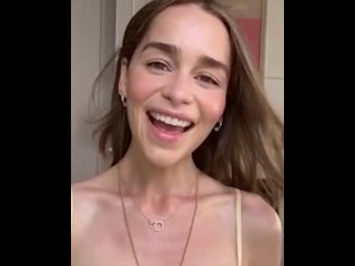 Emilia Clarke no Instagram para a Clinique