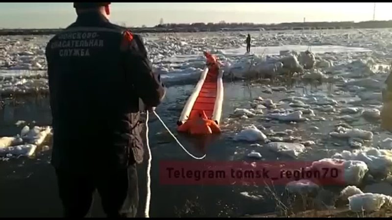Спасательная операция в амурской области последние. Спасение со льдины вертолетом. Спасательная служба на водных объектах. Нашли девушку на льдине. Люди спасают нерпу нав льдине.