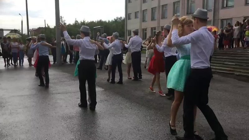 школьница засветила сисичку во время