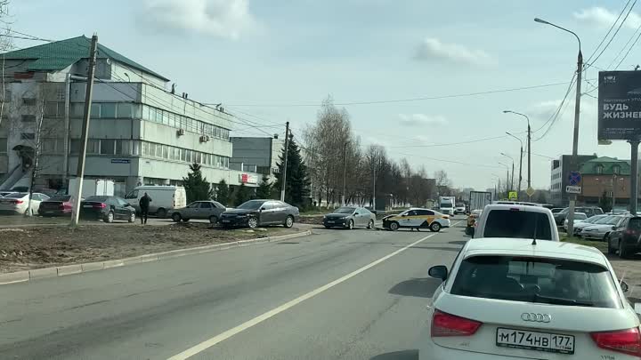 В Долгопрудном, на Лихачевском проспекте, таксист решил поиграть в боулинг.