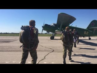 Десантирование военнослужащих Тульского гвардейского соединения ВДВ из самолетов Ан-2
