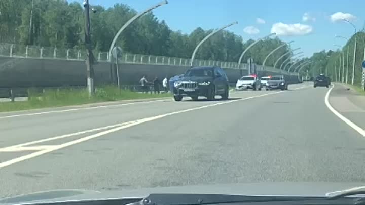 На съезде с ЗСД на Зеленогорское шоссе полицейская Toyota Камри стоит на обочине без бампера, а рядо...