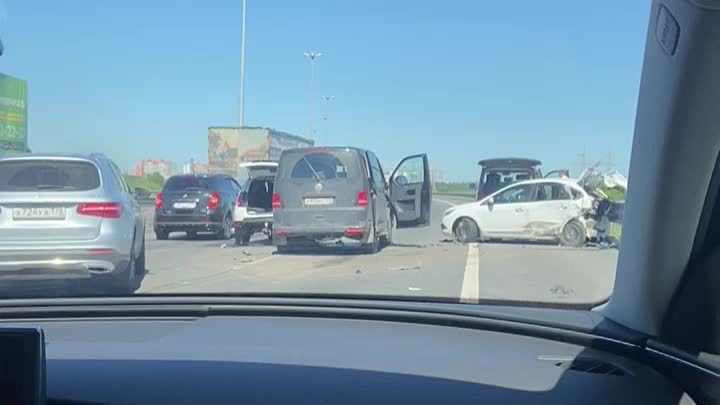 Renault Дастер, Volkswagen и Ford столкнулись на внешней стороне КАД , рядом со съездом на Мурино