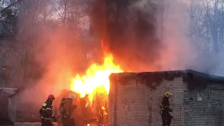 На Лётчика Пилютова 34 /1 загорелся гараж, хорошо, что людей внутри не обнаружилось.