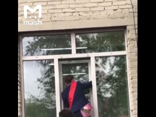Школьники станцевали вальс под окнами роддома
