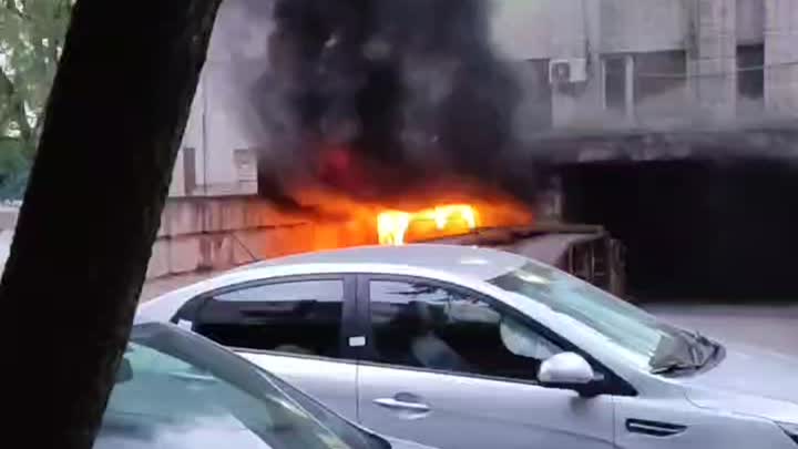 Загорелась служебная машина в ремонтном боксе 7 отдела полиции на Малой Балканской 48