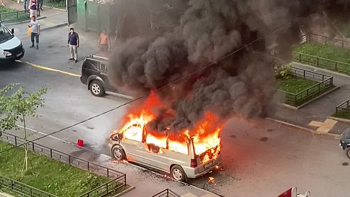 Жаркий денёк, в прямом смысле На Парнасе сгорел микроавтобус у дома 45к2 по Заречной