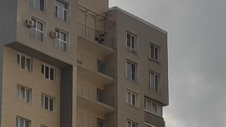 В Балашихе свои развлечения, парашютист прыгнул с 18-ти этажного дома.