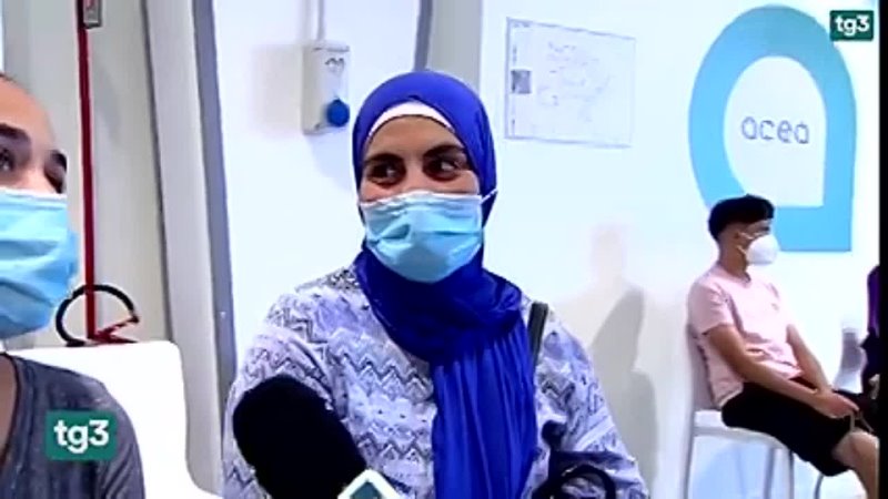 "HO PREFERITO ESSERE PIÙ SICURA FACENDO IL VACCINO"

Decine di adolescenti in attesa affollano l'hub vaccinale della Acea di Rom