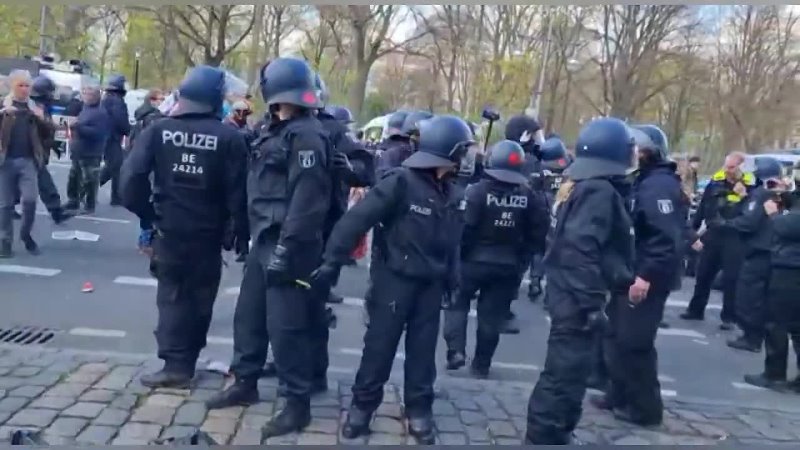 Berlin Neues Infektionsschutzgesetz, Polizei erniedrigt