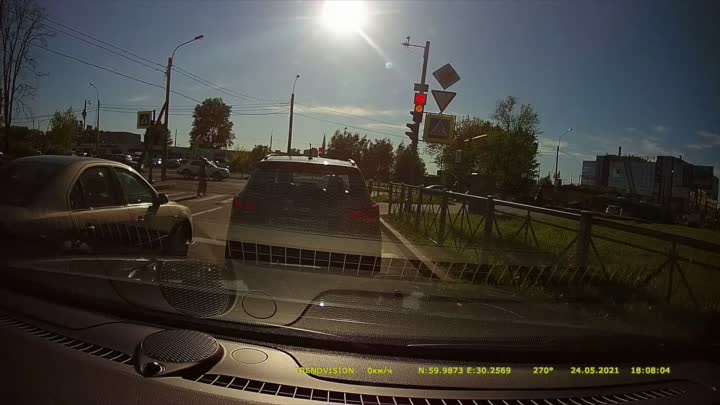 На видео водитель автомобиля Рендж Ровер, выезжает на перекрёсток на запрещающий сигнал светофора (д...
