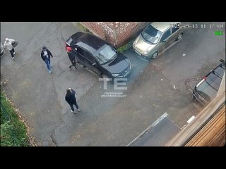 Женщина устроила танцы на капоте машины.  Она проходила мимо, но забыла обо всех своих делах, когда увидела эту... (видео)