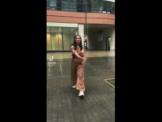 школьница танцует на шпагате