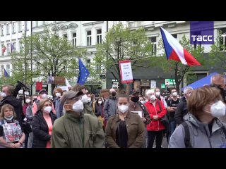 В Праге проходят акции протеста против президента Земана на фоне дипломатического кризиса с Россией
