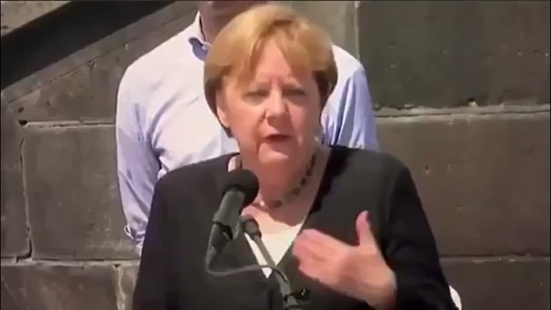 Psychopathin Merkel nutzt die hausgemachte Hochwasserkatastrophe schamlos für ihre Klimaagenda bekommt aber