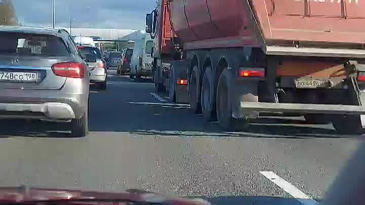 На новоприозерском шоссе в сторону Питера ,в районе Грузино -8 , столкнулись грузовики