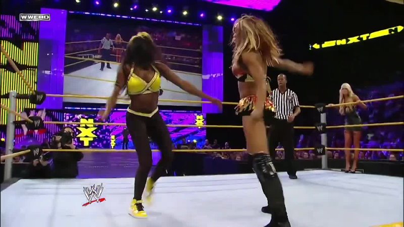 Alicia Fox (w Maxine) vs Naomi (w Kelly