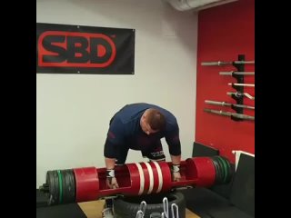 Жидрунас Савицкас поднимает над головой бревно весом 200 кг!