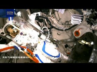 Китайские космонавты осуществили выход в космос.mp4