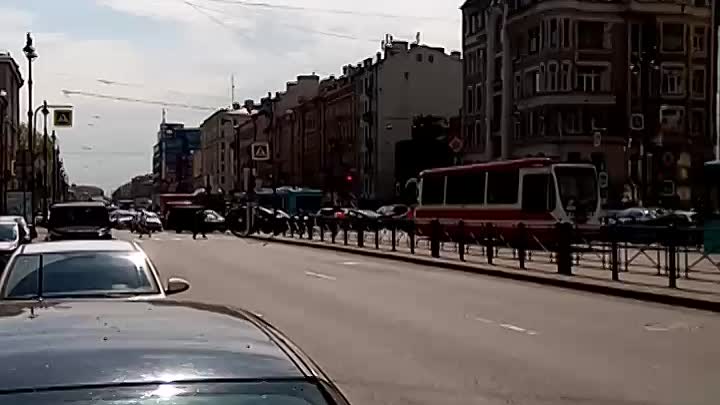 Общественный транспорт скопился на Лиговском проспекте из-за аварии.