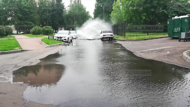 На Замшиной улице снова бьёт фонтан холодной воды. На месте продолжаются работы — специалисты «Водо...