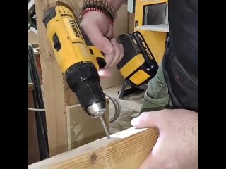 Мощный оригинальный шуруповерт от dewalt