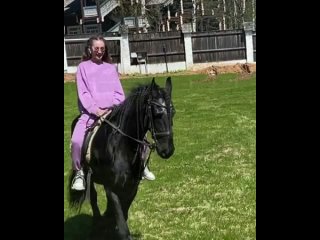 Ольга Бузова катается верхом на лошади
