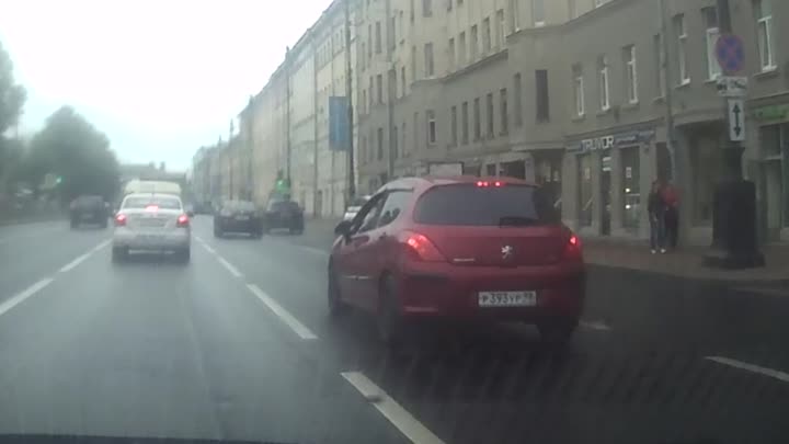 Сегодняшнее ДТП на Московском проспекте у дома 132, красный Peugeot догнал Ниссана. Время на регистрато...